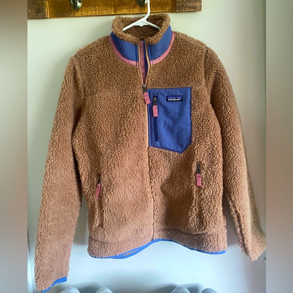 Women’s Patagonia classic retro-X jacket.